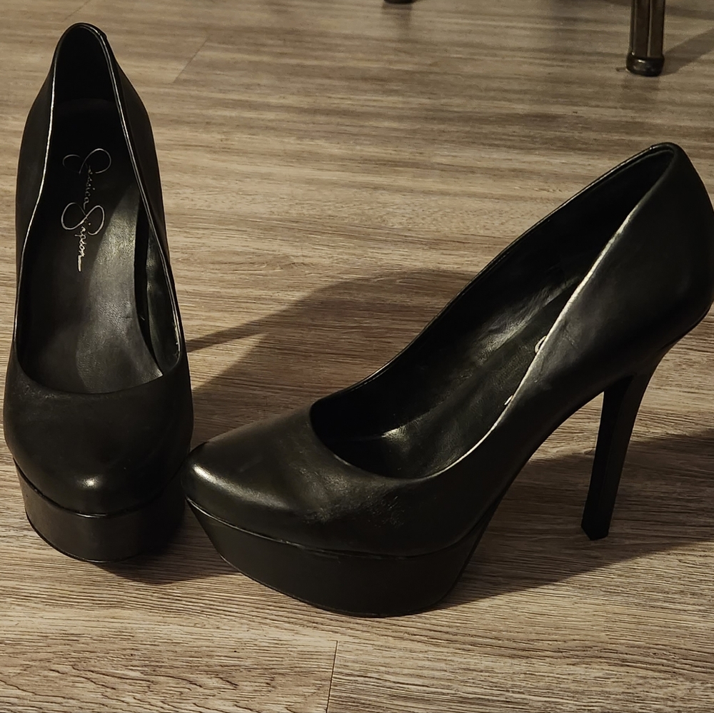 Jessica Simpson back pumps